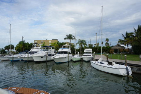 Cabin Cruiser Boat Hotel - Renee 1