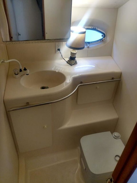 Cabin Cruiser Boat Hotel - Renee 3