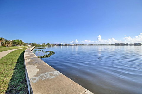 Charming 2BR Lake Worth Condo Steps From The Water - Renee 2