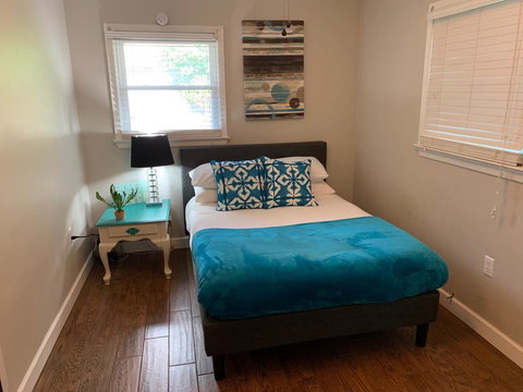 Charming Pet Friendly Home Minutes From Pensacola Beach - Renee 2