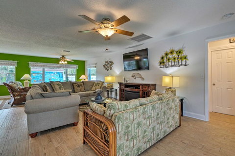 Colorful Canalfront Home - Boat Dock, Deck, Kayaks - Renee 2