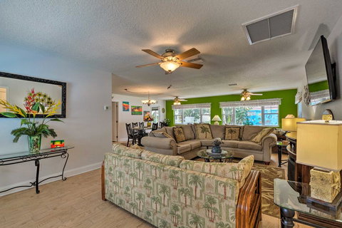 Colorful Canalfront Home - Boat Dock, Deck, Kayaks - Renee 3