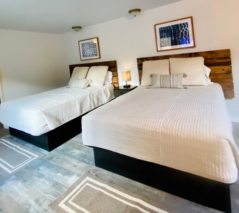 Coyote Motel West - Renee 0