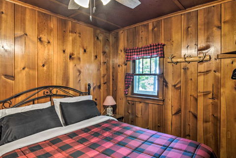 Cozy Carp Lake Cottage With Dock, 4 Kayaks & Fire Pit - Renee 0