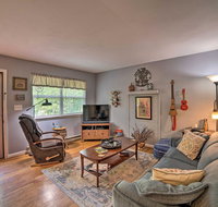 Cozy Home with Deck - 9 Mi to Shenandoah Nat'l Pk