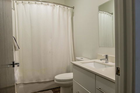 Cozy Studio Apt Minutes To Downtown - Internet Find 3