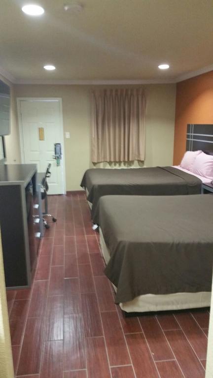 Derrick Inn - Renee 3