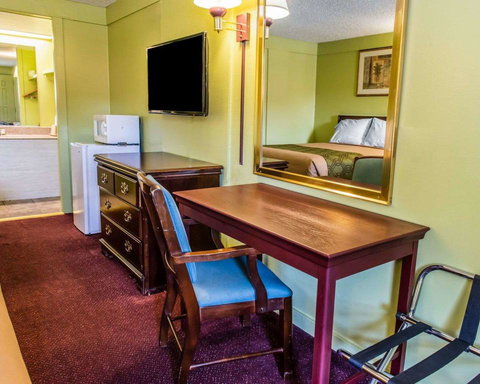 Econo Lodge Pittsburgh I-79 - Renee 0