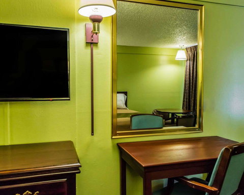 Econo Lodge Pittsburgh I-79 - Renee 1