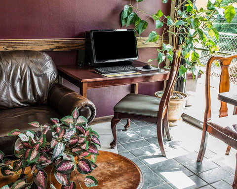 Econo Lodge Pittsburgh I-79 - Renee 2