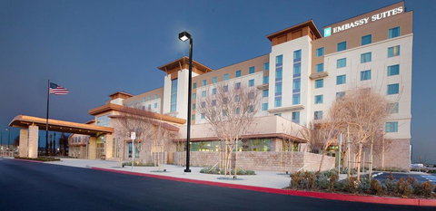 Embassy Suites Palmdale - Swimm 0