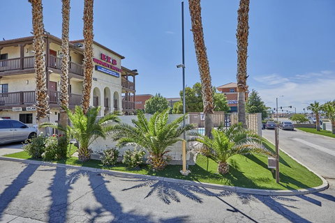 EZ 8 Motel Palmdale - Swimm 3