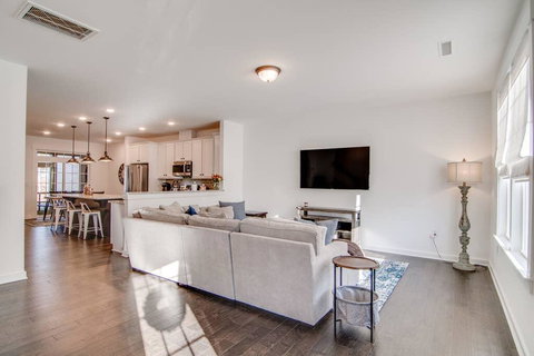 Flexible Furnished Townhome - Downtown Wake Forest - Renee 2