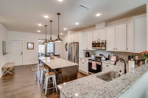 Flexible Furnished Townhome - Downtown Wake Forest - Renee 3