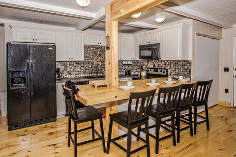 Four Bears Den - Renee 1