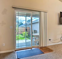 Grants Pass Home - 1 Mi to Downtown and Rogue River