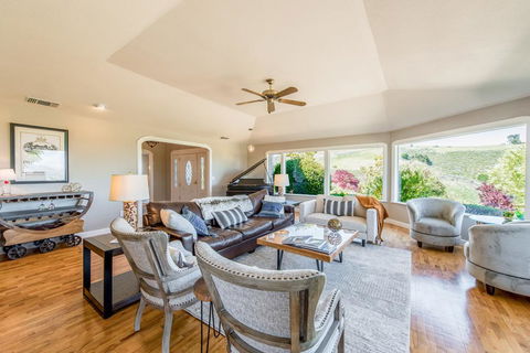 Hilltop Wine Farmhouse Home - Renee 0