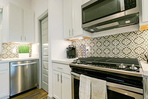 Htown Suites By Dunyha - Renee 1