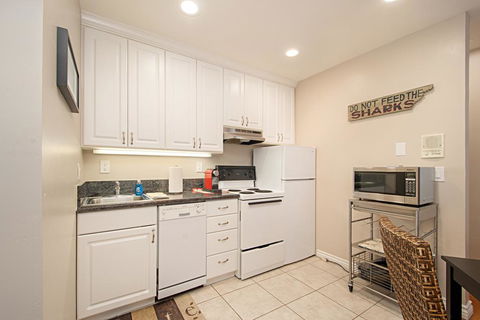Huntington Beach Studio Blocks To The Beach And Downtown Apts - Renee 2
