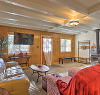 Idyllic Cabin with Hot Tub Patio 1Mi to Squaw Valley