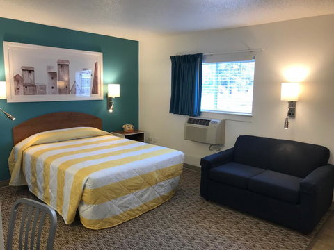InTown Suites Extended Stay Chicago IL - Villa Park - Renee 3