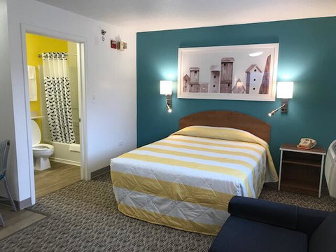 InTown Suites Extended Stay Chicago IL - Villa Park - Renee 0