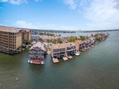 Lake LBJ Waterfront Townhouse With Private Boat Slip And Steps From HSB Resort - Internet Find 3
