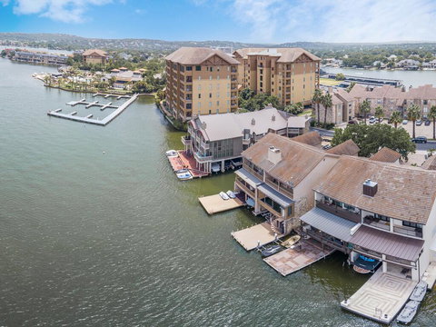 Lake LBJ Waterfront Townhouse With Private Boat Slip And Steps From HSB Resort - Internet Find 2