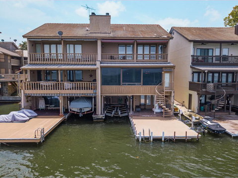 Lake LBJ Waterfront Townhouse With Private Boat Slip And Steps From HSB Resort - Internet Find 1