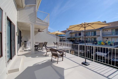 Lakefront 3BR Spacious Townhome W/private Boat Slip, Jet Ski Ramp - Internet Find 0