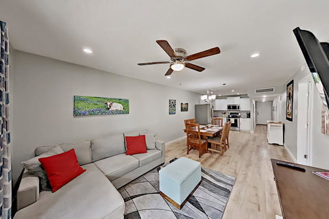 Lakefront Horseshoe Bay Hideaway W/ Pool & Docks Condo - Renee 0