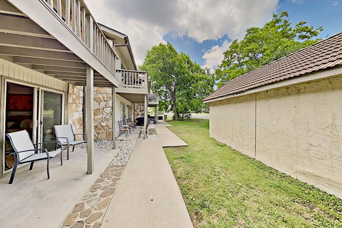 Lakefront Horseshoe Bay Hideaway W/ Pool & Docks Condo - Renee 2