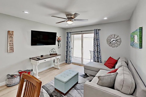 Lakefront Horseshoe Bay Hideaway W/ Pool & Docks Condo - Renee 3