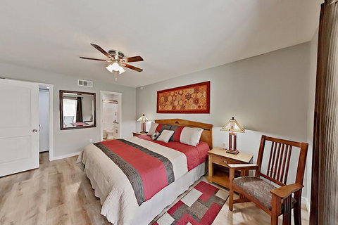 Lakefront Horseshoe Bay Hideaway W/ Pool & Docks Condo - Renee 1