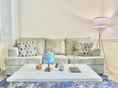 Lakeview Luxury King Bed Central To Downtown And Airport - Internet Find 3