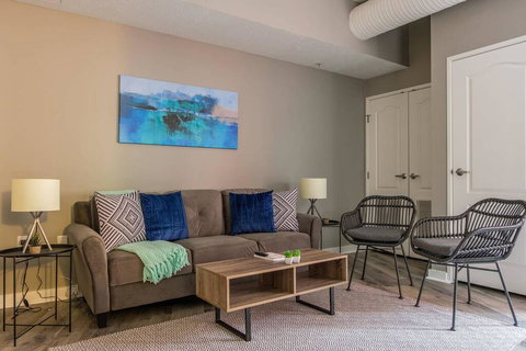 Large 2BR Apt Near Perk Plaza By Frontdesk - Renee 0