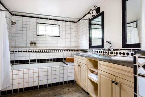 Lavender, A Four Sisters Inn - Internet Find 1