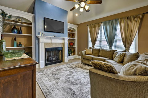 Lavish Cordova House With Pool Table And Media Room! - Renee 0