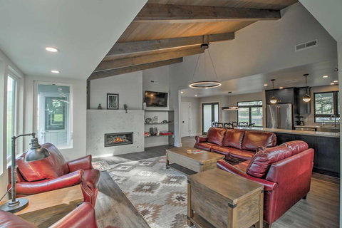 Luxe Manchester Home With Hot Tub And Partial Sea View! - Renee 0