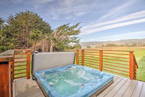 Luxe Manchester Home With Hot Tub And Partial Sea View! - Renee 1