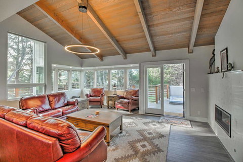 Luxe Manchester Home With Hot Tub And Partial Sea View! - Renee 3