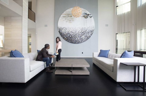 Luxurious Furnished Apartment By The Woodlands Waterway - Internet Find 2