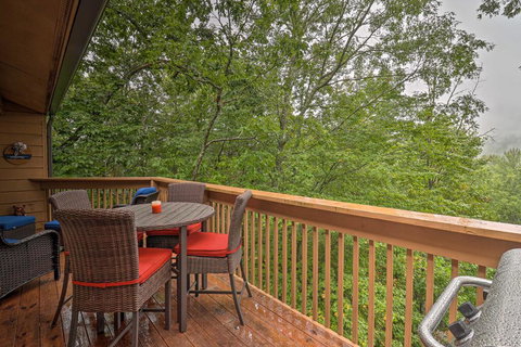 Modern Alpine Getaway With Decks & Walk To Lake - Renee 1