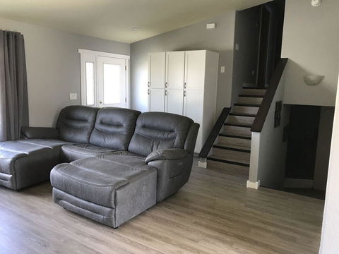 Modern Day Home + 4 Bedrooms + Hot Tub - Internet Find 0