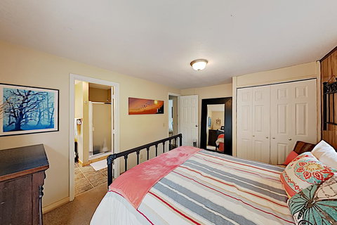 New Listing! Chateau Serenity W/ Decks, Firepit Home - Renee 3