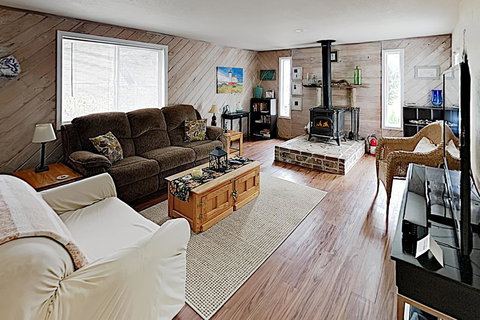 New Listing! Chateau Serenity W/ Decks, Firepit Home - Renee 0