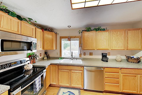 New Listing! Chateau Serenity W/ Decks, Firepit Home - Renee 1