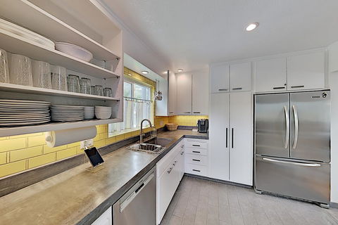 Ocean-View Hideaway W/ Lush Patio, Steps To Beach! Home - Renee 2