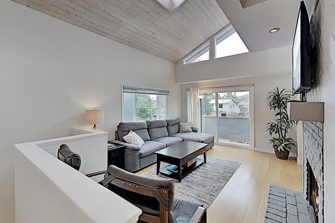 Ocean-View Hideaway W/ Lush Patio, Steps To Beach! Home - Renee 0