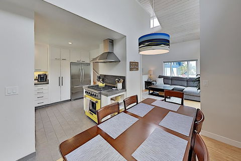 Ocean-View Hideaway W/ Lush Patio, Steps To Beach! Home - Renee 1